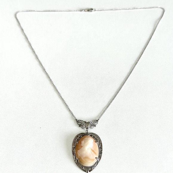 Vintage 925 Sterling Silver Carved Cameo Shell Oval Angel Wing Detail Necklace